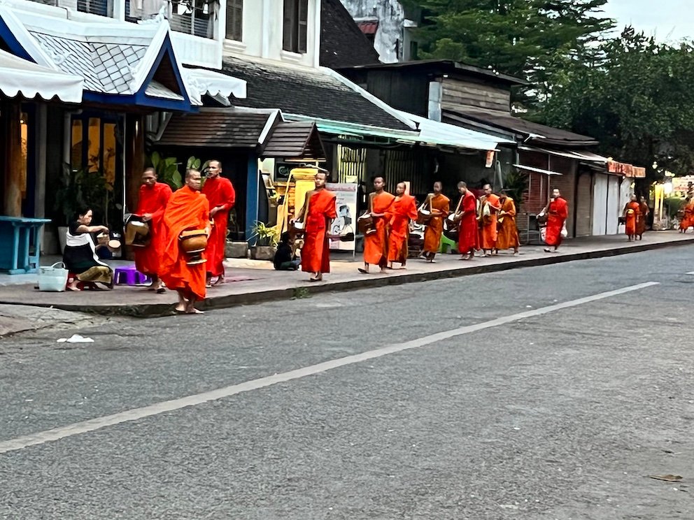 laos in 2 weeks - Luang Prabang - Monks