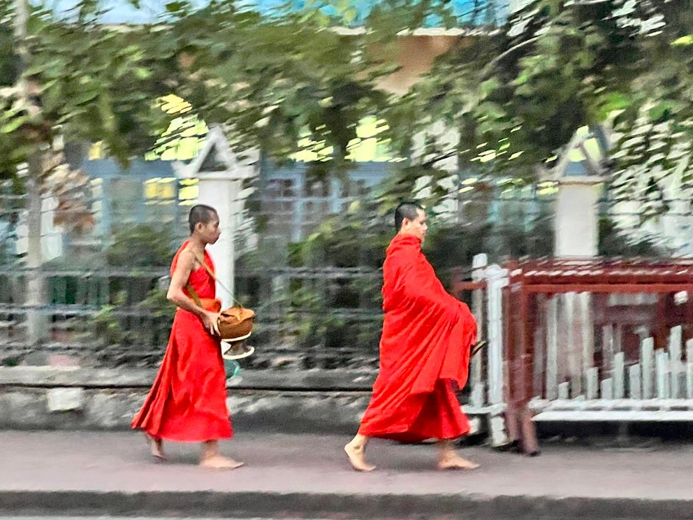 laos in 2 weeks - Luang Prabang - monks